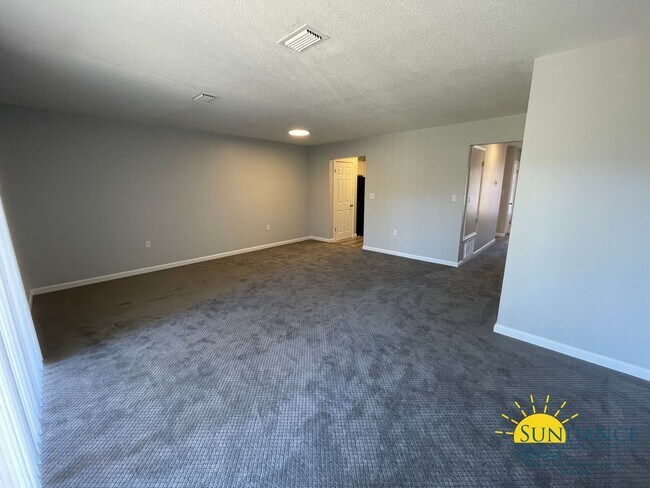 Building Photo - Quaint 3 Bedroom Townhouse in Shalimar