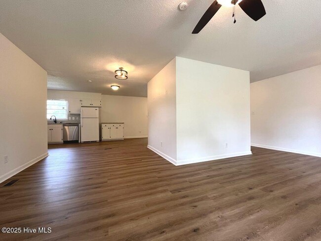Building Photo - 5205 Dakota Ct
