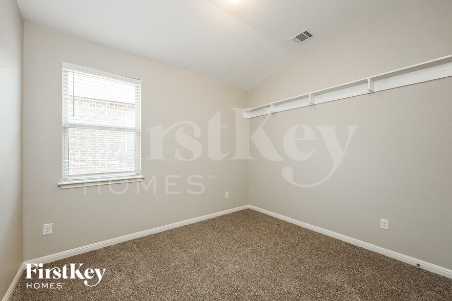 Building Photo - 2207 Tiptop Ln