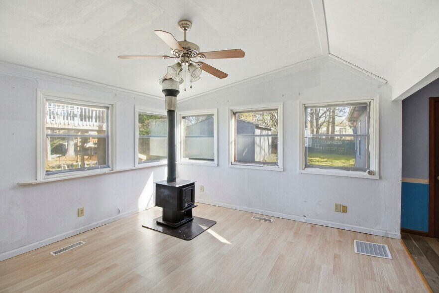 Building Photo - 213 Carter Rd