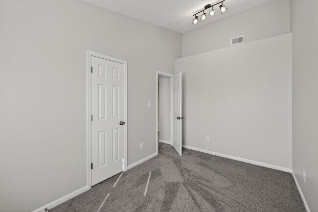 Building Photo - 729 Creekside Crescent