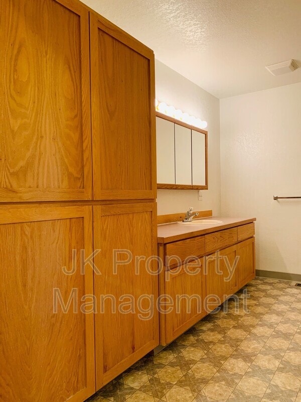 Building Photo - 1613 Sand Ct