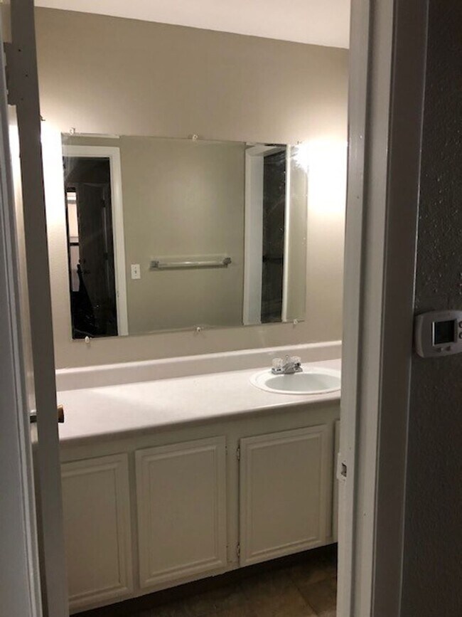 Building Photo - Quaint 1 Bedroom Ground-Floor Unit in Mid-Town Fort Collins