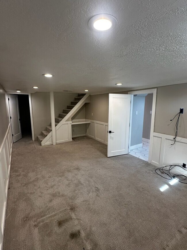Building Photo - Beautiful 4 Bedroom Home in Millcreek Available Now!