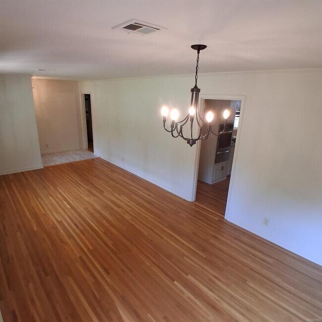 Building Photo - 3733 Royal Crest Dr
