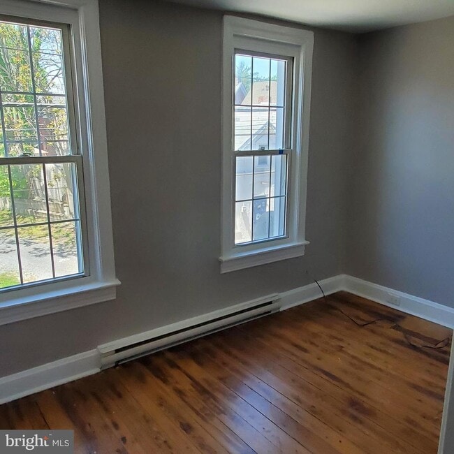 Building Photo - 314 S Locust St