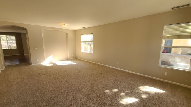 Building Photo - Single Story Sommerset Home!