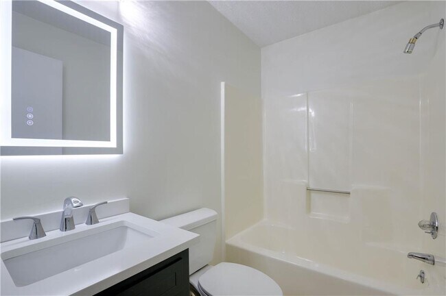 Building Photo - 765 Spring Valley Dr