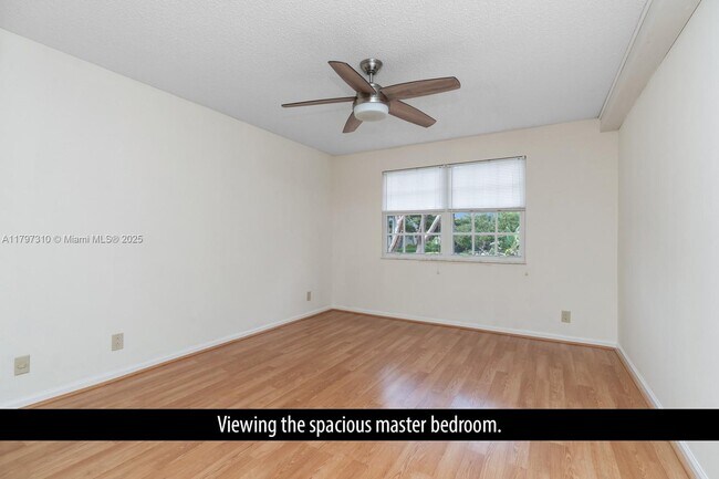 Building Photo - 6493 Via Regina