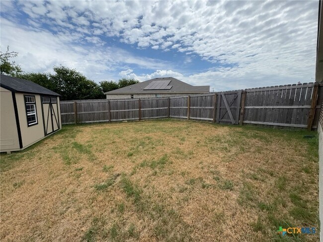 Building Photo - 907 Holliday Dr