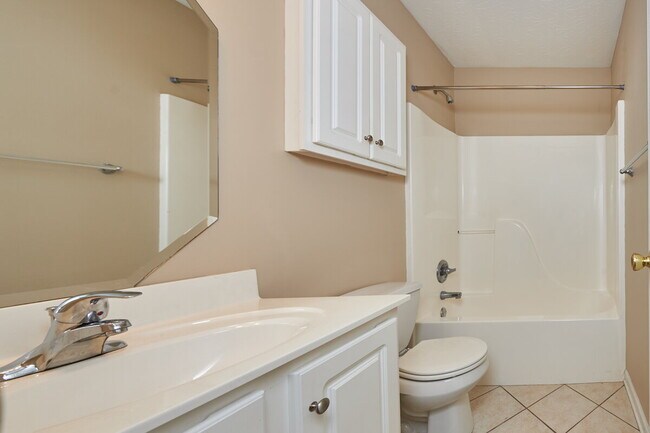 Building Photo - For Rent: 2BR, 1BA condo