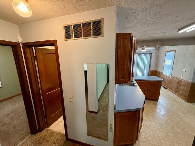 Building Photo - 2 Bed / 1 Bath House with lots of Features...