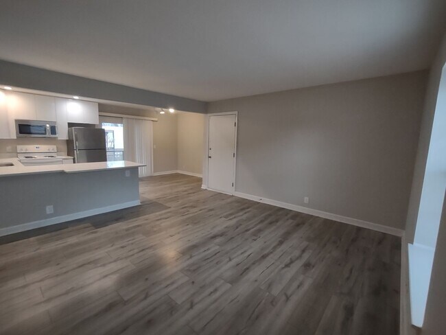 Building Photo - Pristine move-in ready condo located in Di...