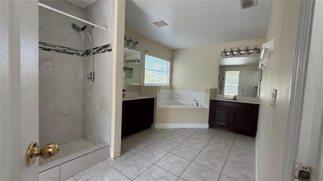 Building Photo - 979 Hacienda Cir