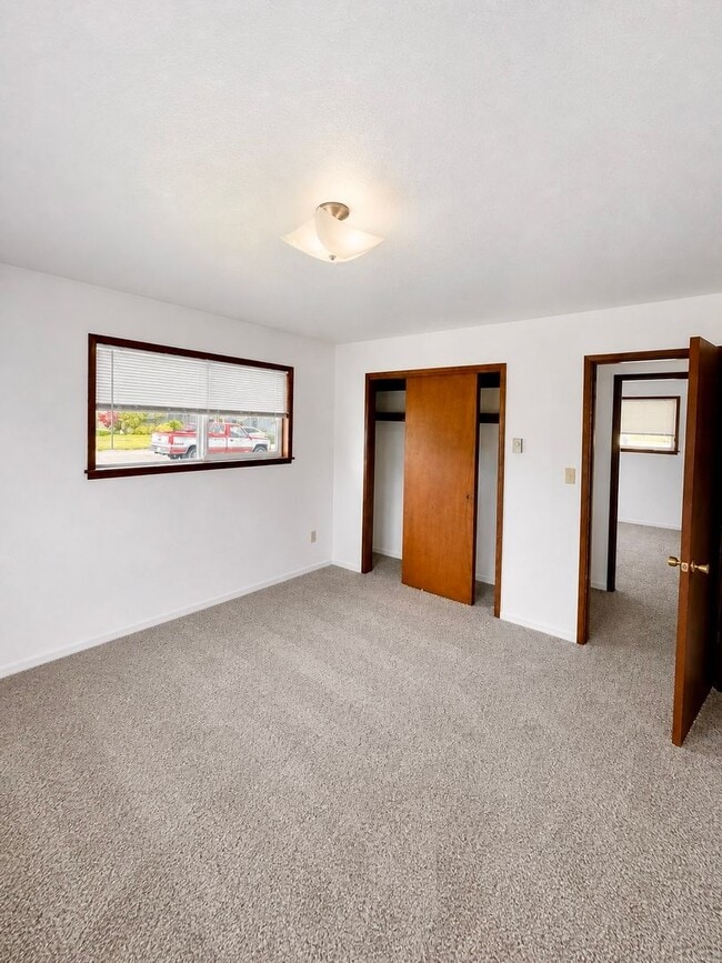 Building Photo - Large 3 Bed 1.5 Bath with large Garage Located in Cosmopolis