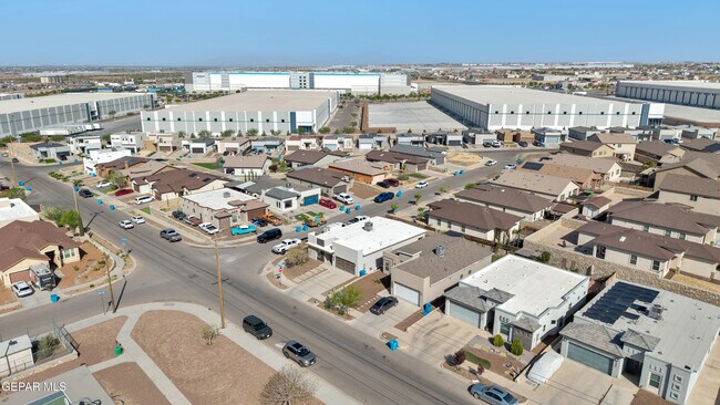 Building Photo - 12631 Mark Twain Ave