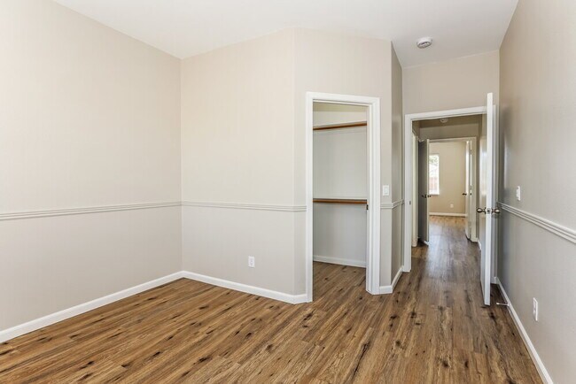 Building Photo - 12901 W Ash St