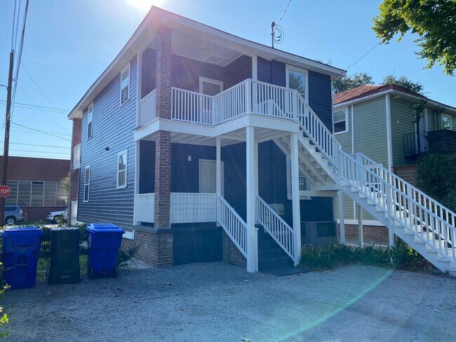 Building Photo - 2 Bedroom 1 Bath Apartment - Downtown Charleston