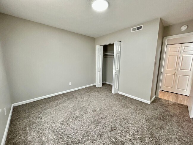 Building Photo - FULLY REMODELED DOWNSTAIRS UNIT!