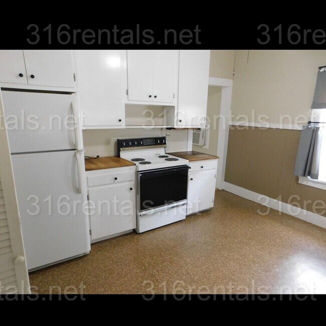 Building Photo - Cozy 2 bedroom home on corner lot!