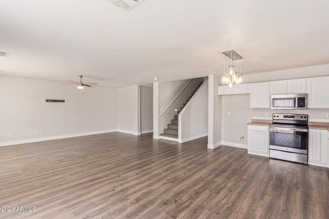 Building Photo - 1009 S 239th Dr