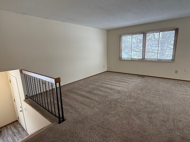 Building Photo - 2528 Birchview Ln