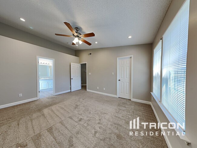 Building Photo - 4424 River Edge Dr