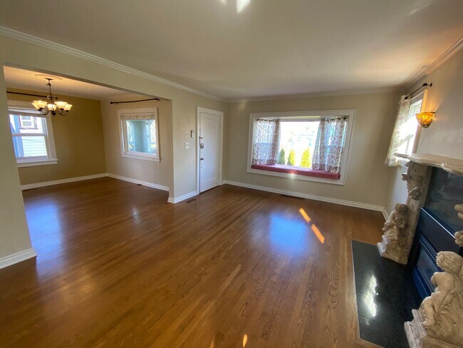 Building Photo - Ballard Loyal Heights Home
