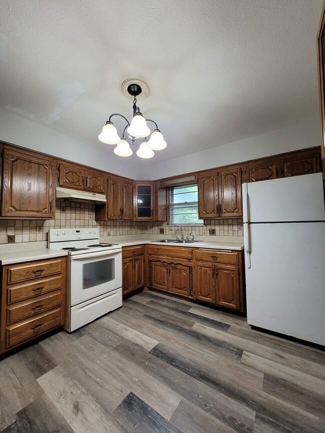 Building Photo - Move In Special! 4 Bedroom 1.5 Bath house!