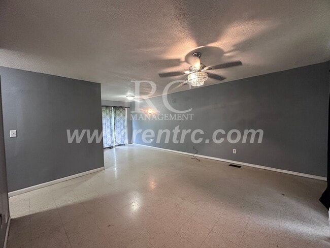 Building Photo - 1007 Shasta-
