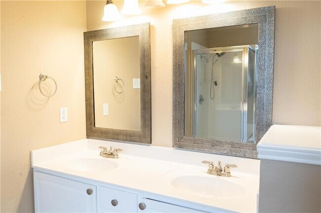 Building Photo - 1608 Diana Dr