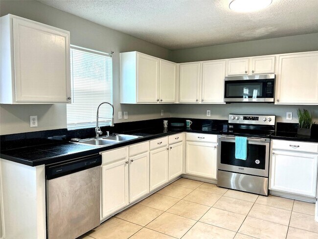 Building Photo - 2625 Lake Meadow Dr