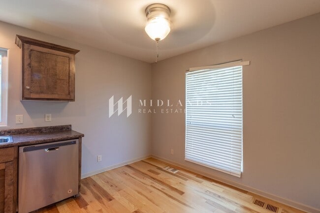 Building Photo - Beautiful Duplex
