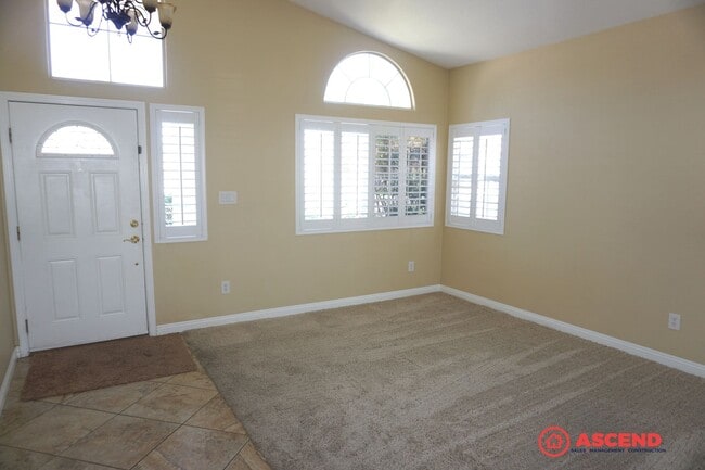 Building Photo - 3 Bedroom Home Near White Ln. & Gosford!