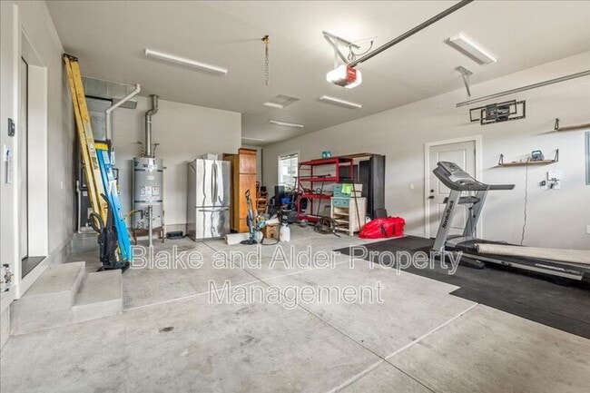 Building Photo - 496 NW Cascade Mountain Dr