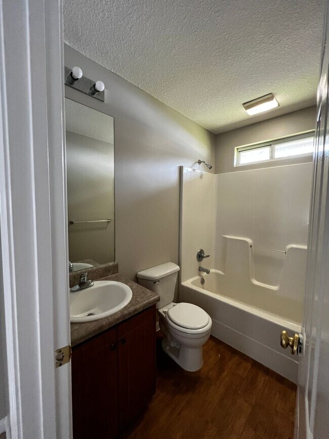 Building Photo - 3/2 Centrally located!