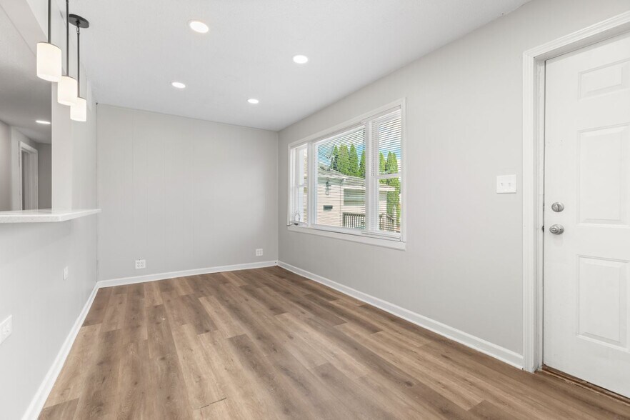 Living room - 465 W Main St