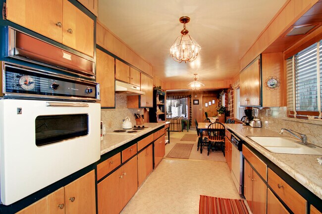 Building Photo - 865 Stanford Ave