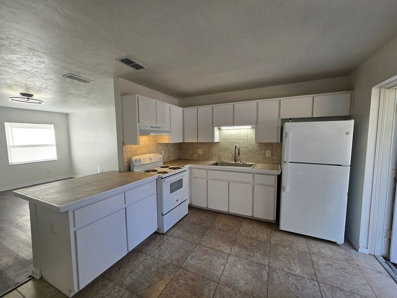 Building Photo - 204 Tyres Alley