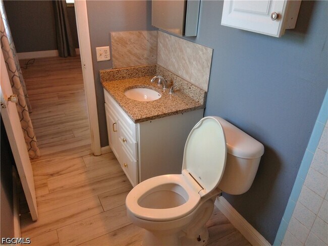 Building Photo - 893 Iris Dr