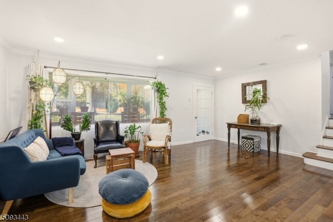 Building Photo - 214 S Valley Rd