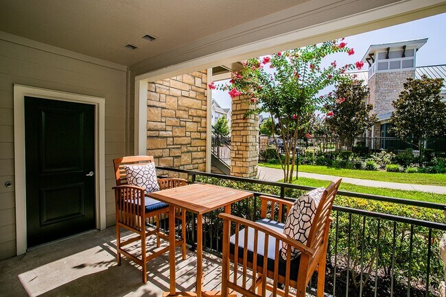 Building Photo - Save Up to $700 – Move-In Special!