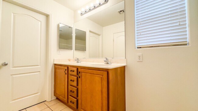 Building Photo - Spacious 3-Bed + Loft & Den | Granite Coun...