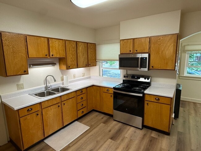 Building Photo - Two bedroom one bath brick charmer!