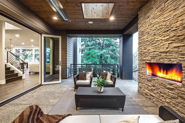 Building Photo - Luxurious 5-Bed, 5-Bath Oasis in Bellevue's Prime Location!