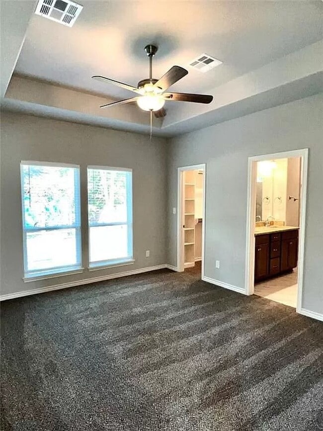 Building Photo - 4 Bedroom 3 Bath