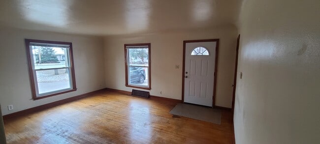 Large living room - 724 E Circle St