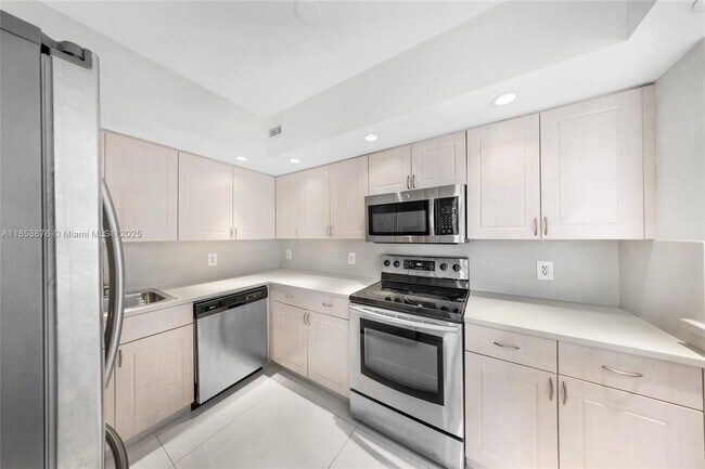 Building Photo - 5600 Collins Ave