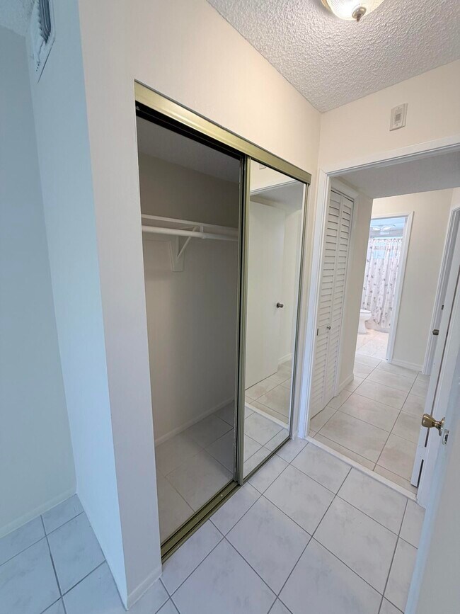 Building Photo - 1000 NE 14th Ave