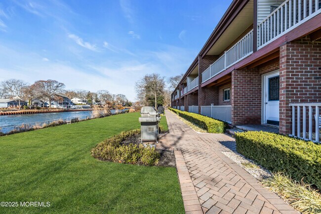 Building Photo - 1641 Elm Ave